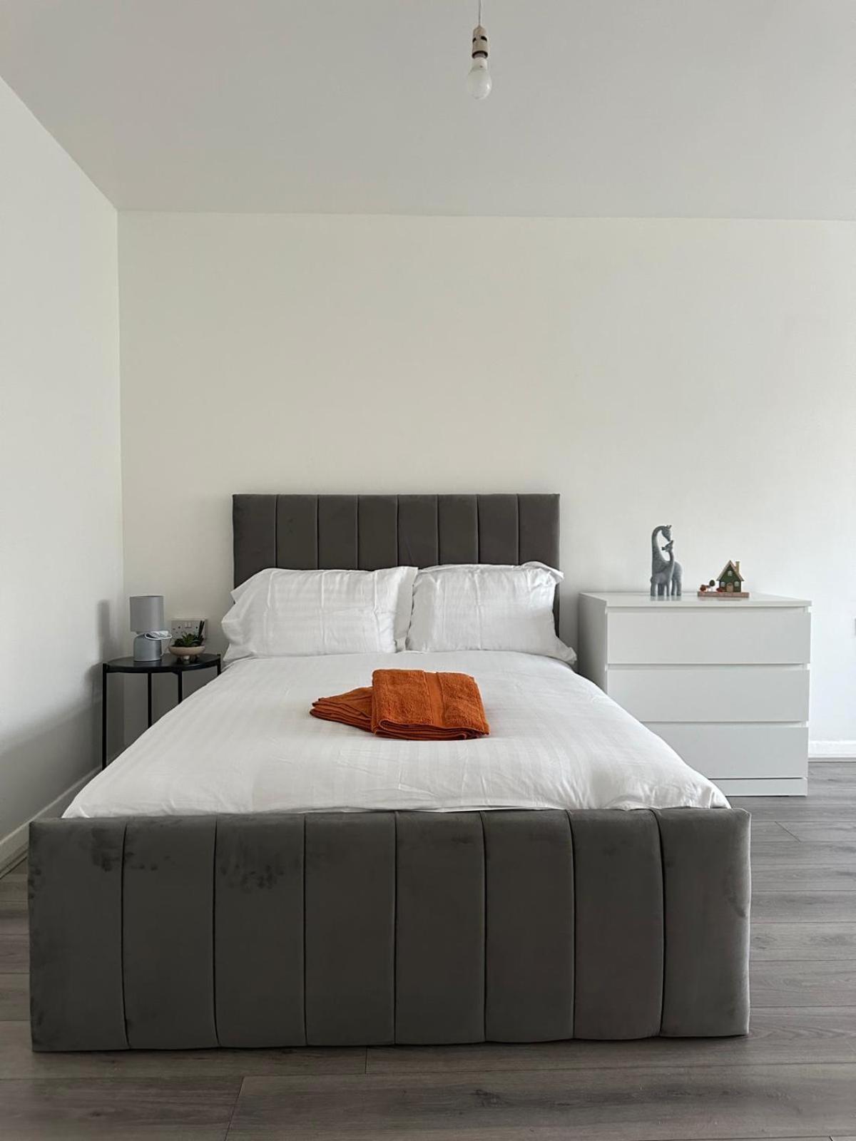 Modern In A 4 Bedroom Flat In London, Shared Bathroom! Hospedagem domiciliar Londres