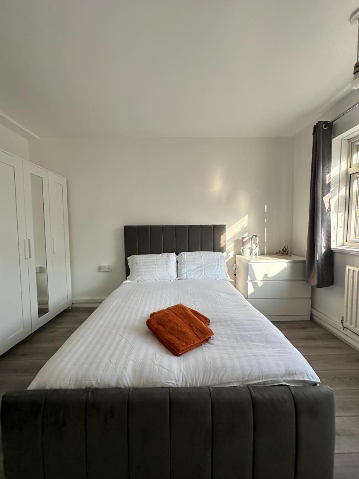 Hospedagem domiciliar Modern In A 4 Bedroom Flat In London, Shared Bathroom! Londres