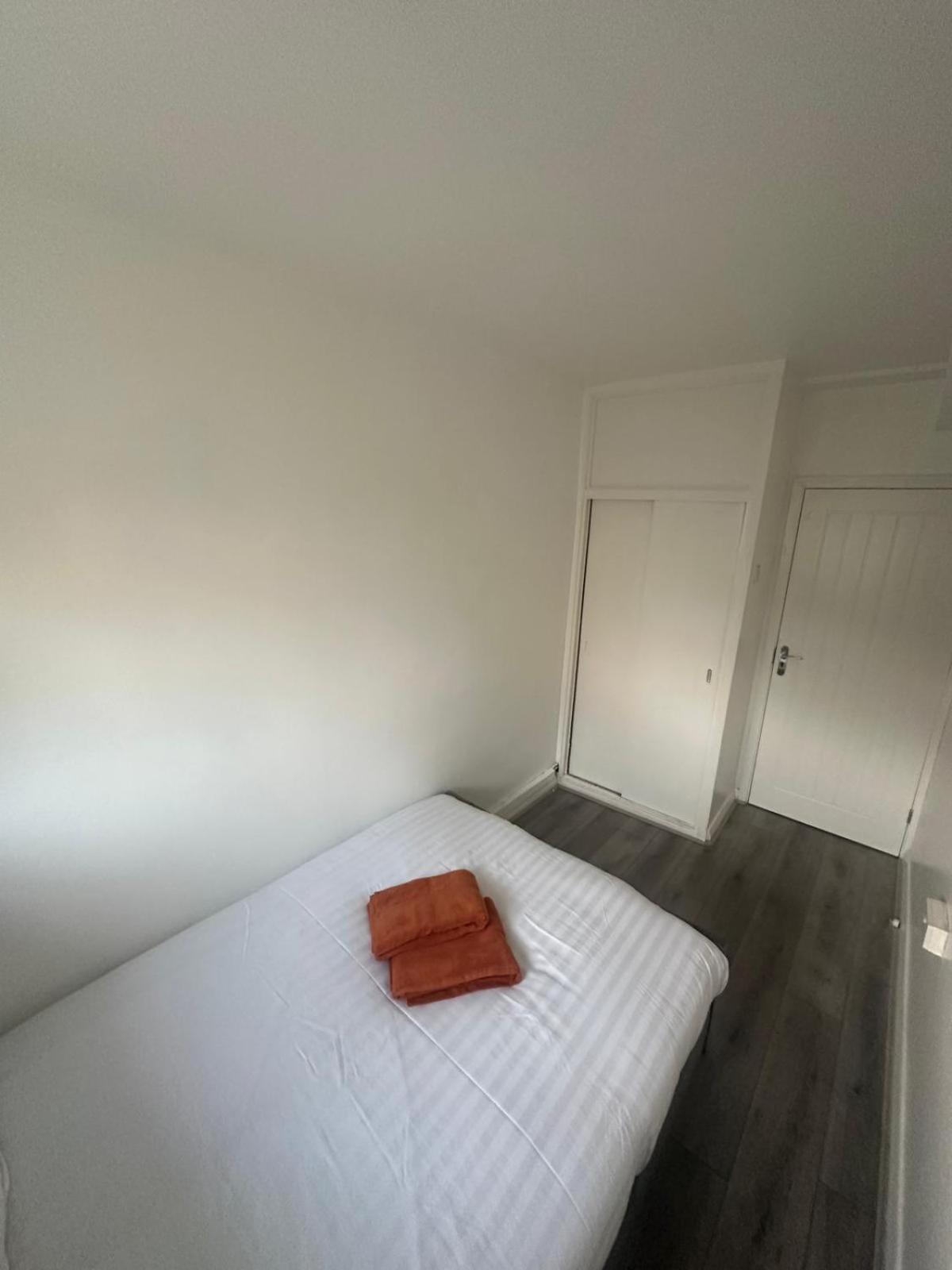 Modern In A 4 Bedroom Flat In London, Shared Bathroom! Hospedagem domiciliar