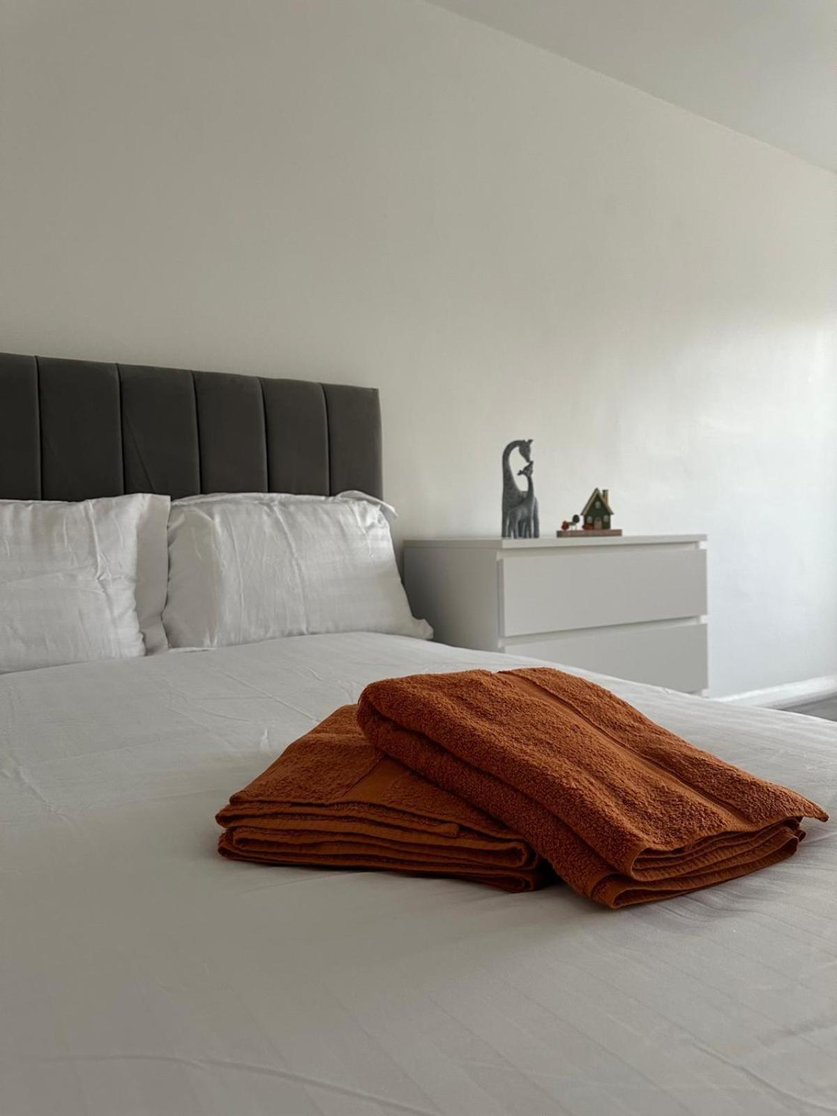 Modern In A 4 Bedroom Flat In London, Shared Bathroom! Hospedagem domiciliar