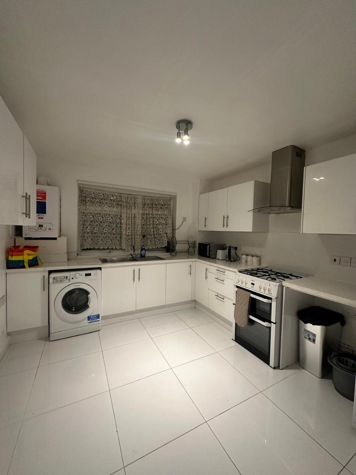 Modern In A 4 Bedroom Flat In London, Shared Bathroom! Hospedagem domiciliar *