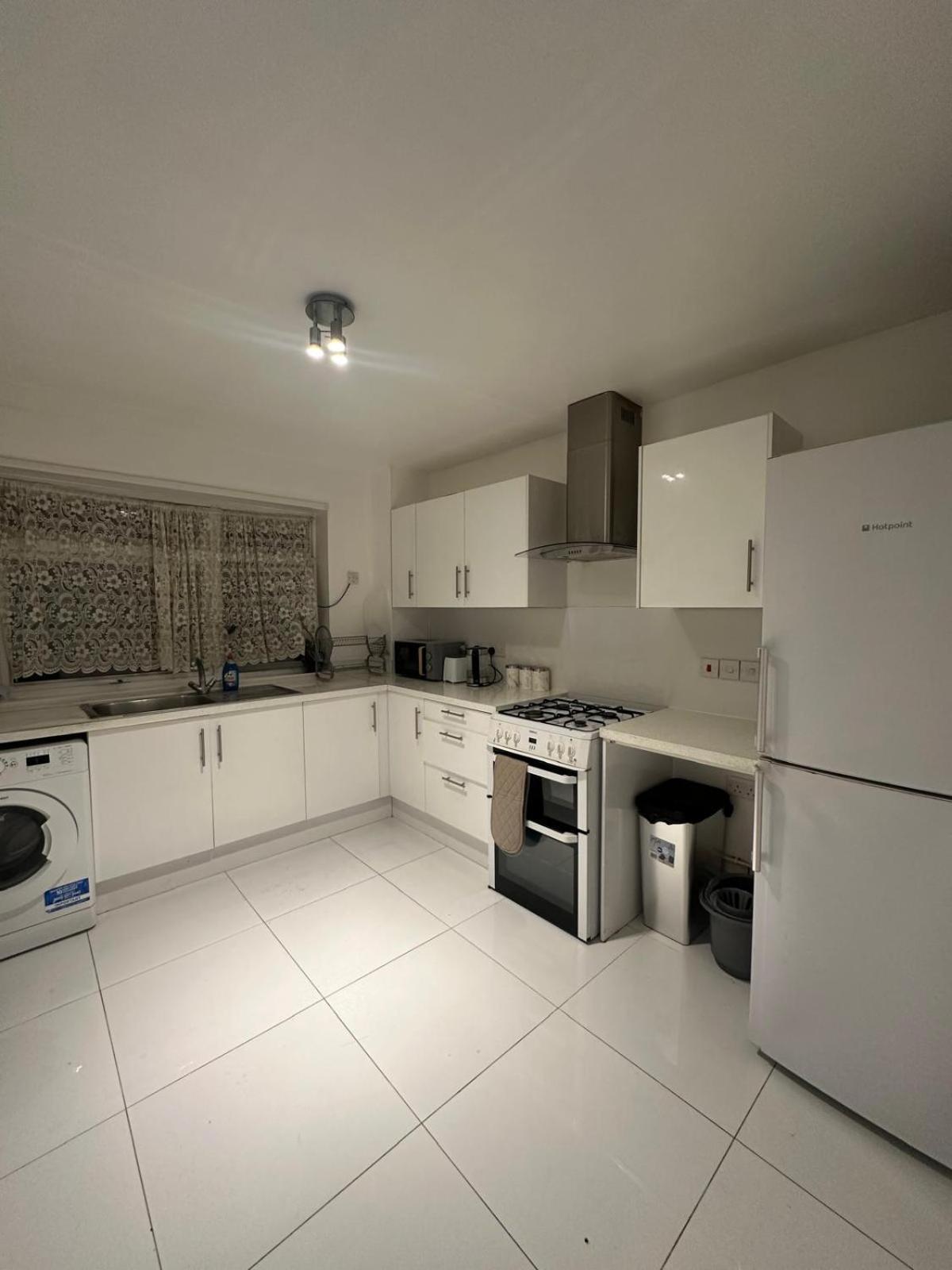 Hospedagem domiciliar Modern In A 4 Bedroom Flat In London, Shared Bathroom! Londres