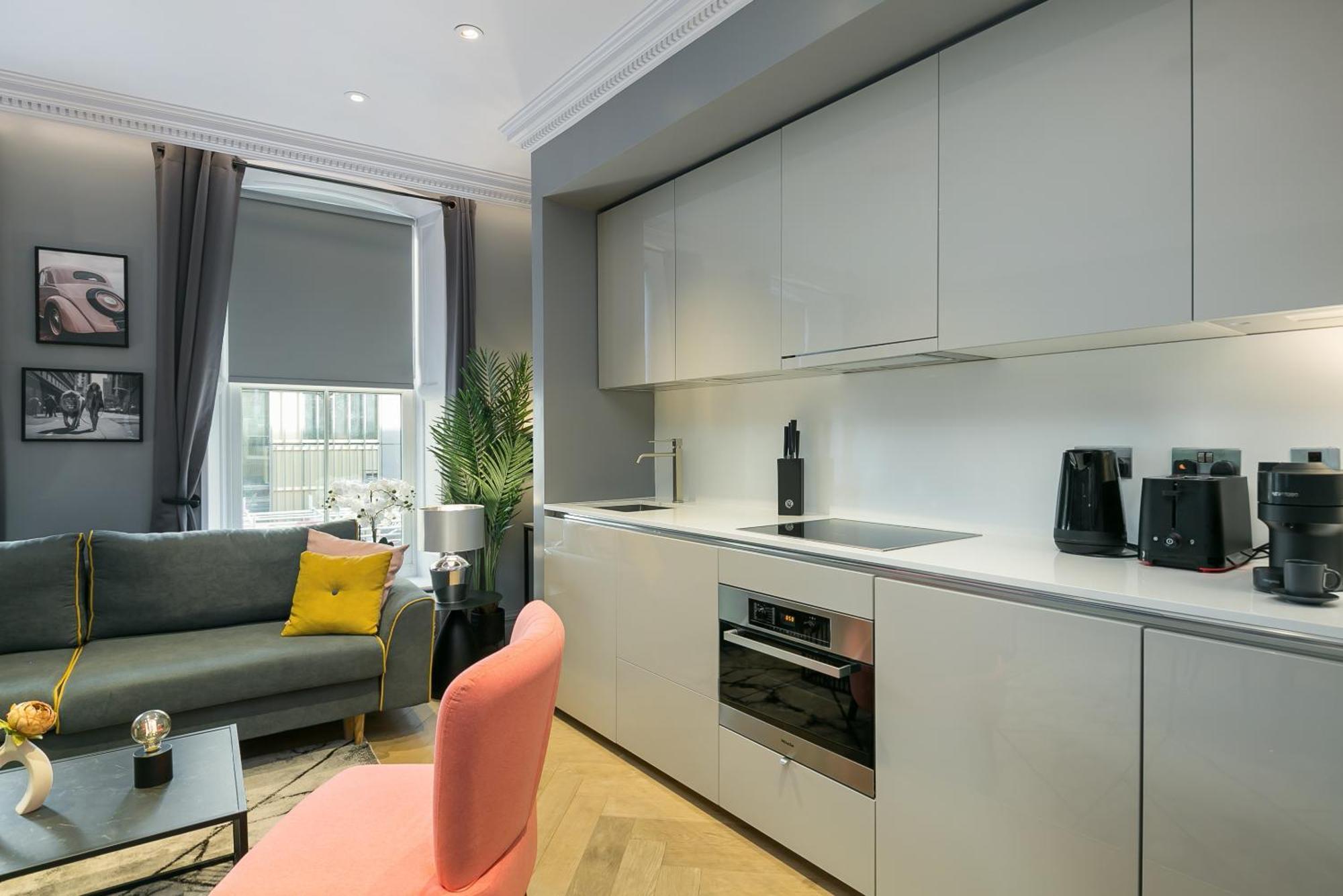 Urban Chic - Broad Court *