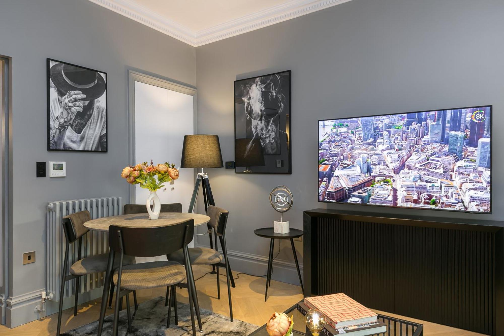Urban Chic - Broad Court Apartment London