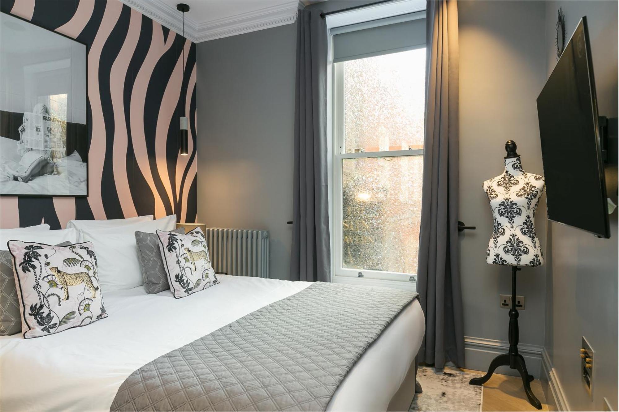 Urban Chic - Broad Court * London