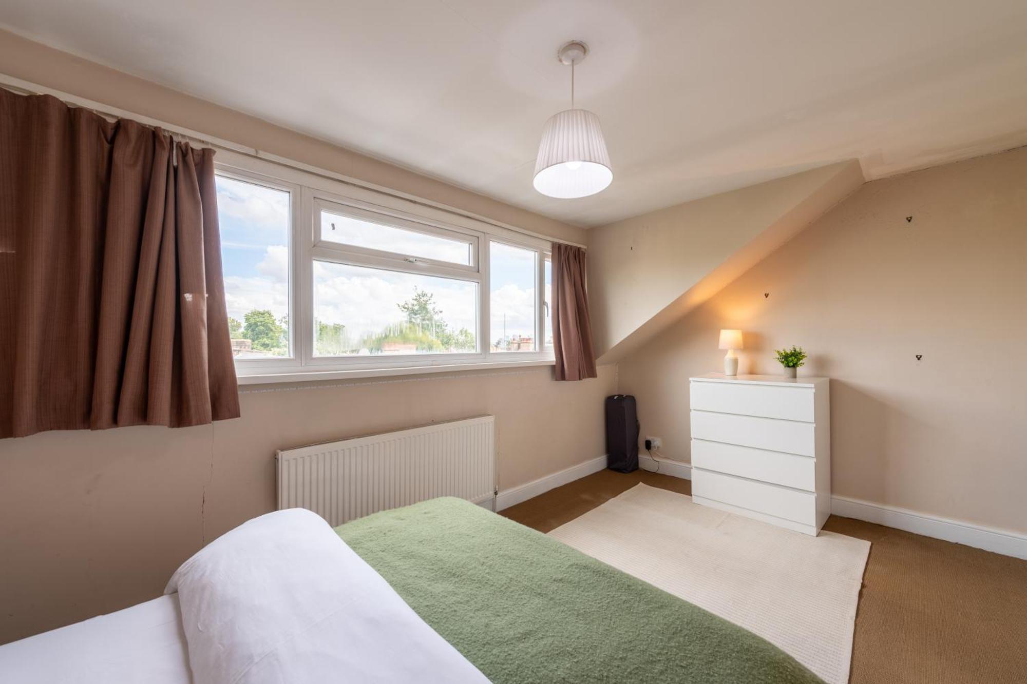 Modernised 1 And 2 Bedrooms Option Terrace And Balcony High Street Apartment