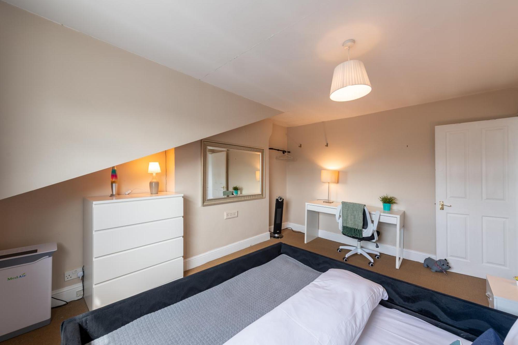 Modernised 1 And 2 Bedrooms Option Terrace And Balcony High Street Apartment