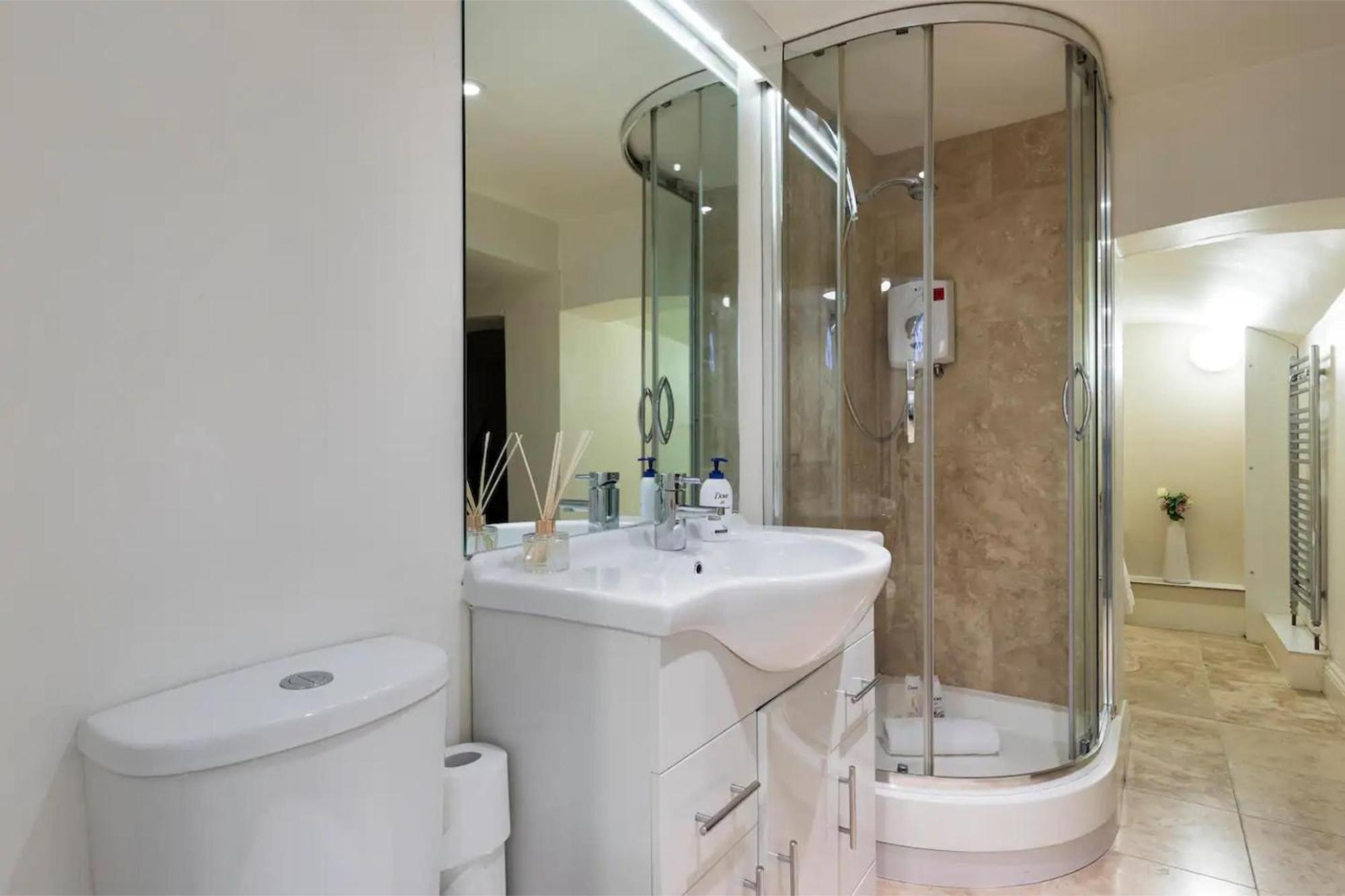 Apartamento Gorgeous & Modern 2 Bedroom Sleeps Six In Earl's Court Londres