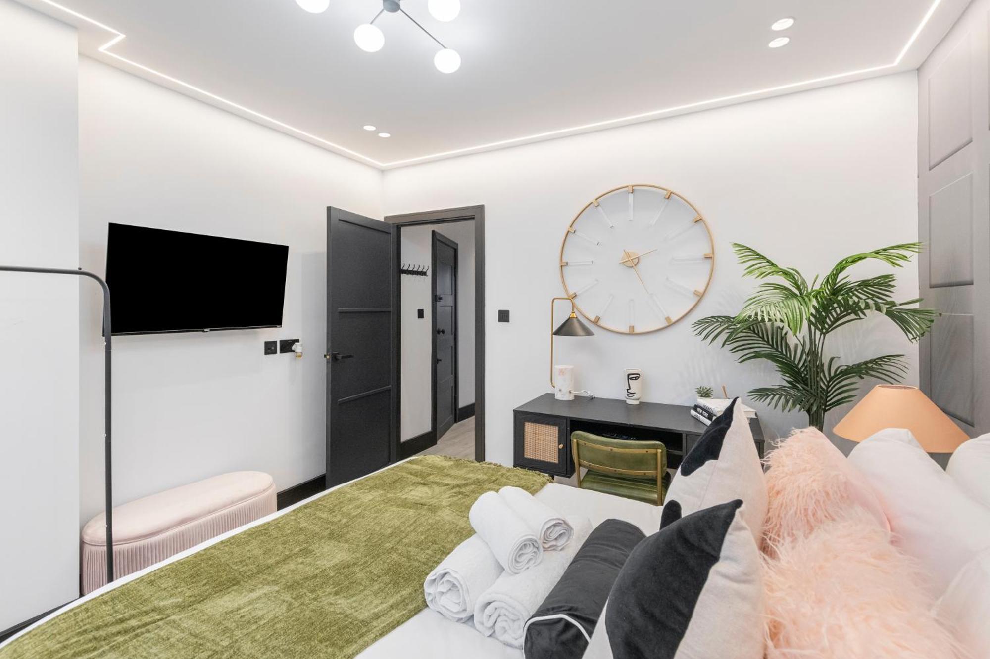Unwind In Style 2br With Cozy Backyard For Groups