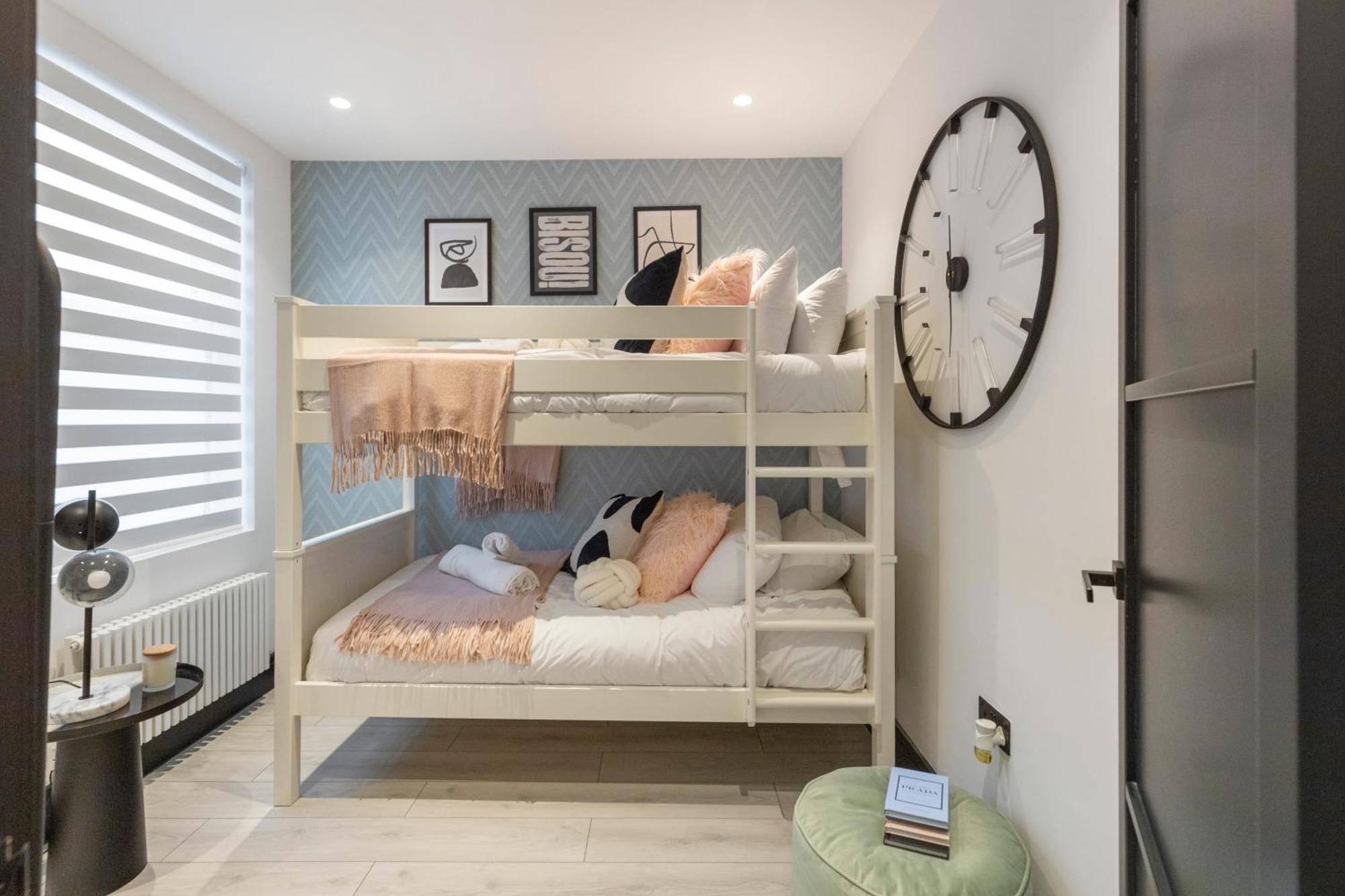 Unwind In Style 2br With Cozy Backyard For Groups Apartment