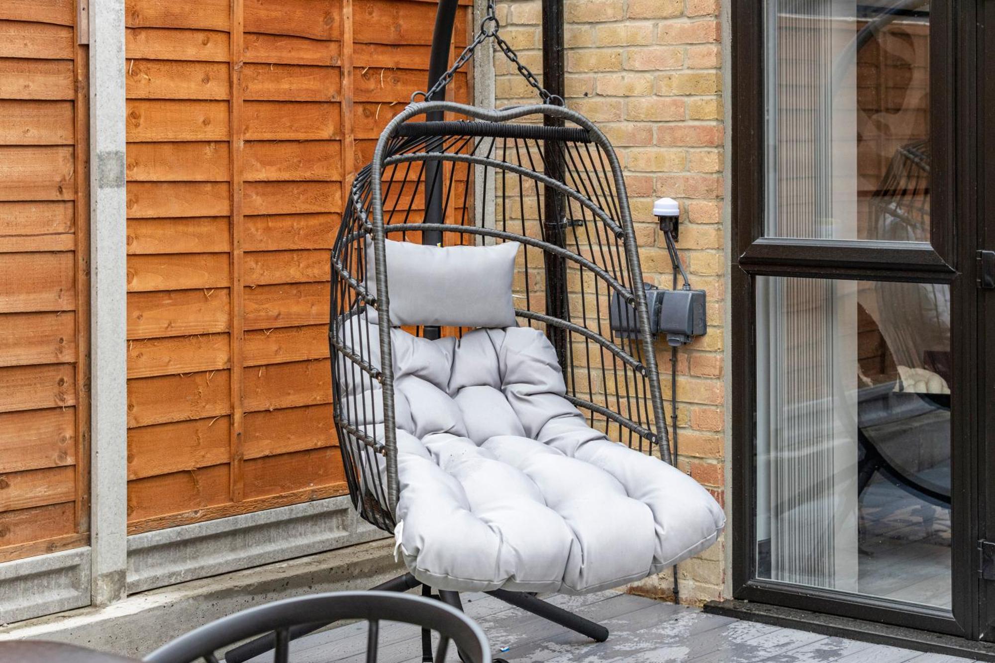 Unwind In Style 2br With Cozy Backyard For Groups *