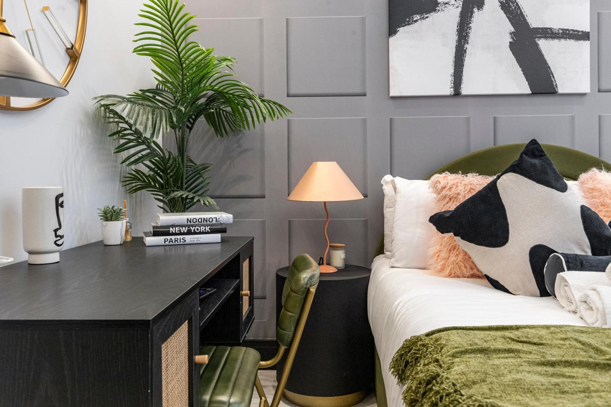 Unwind In Style 2br With Cozy Backyard For Groups London