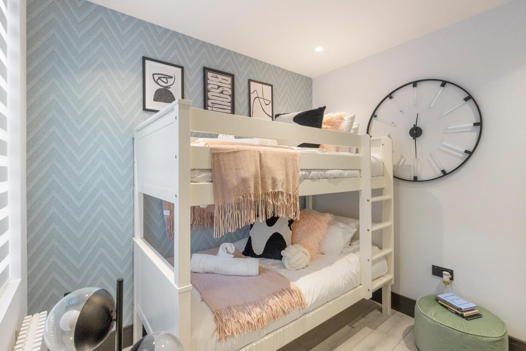 Apartment Unwind In Style 2br With Cozy Backyard For Groups