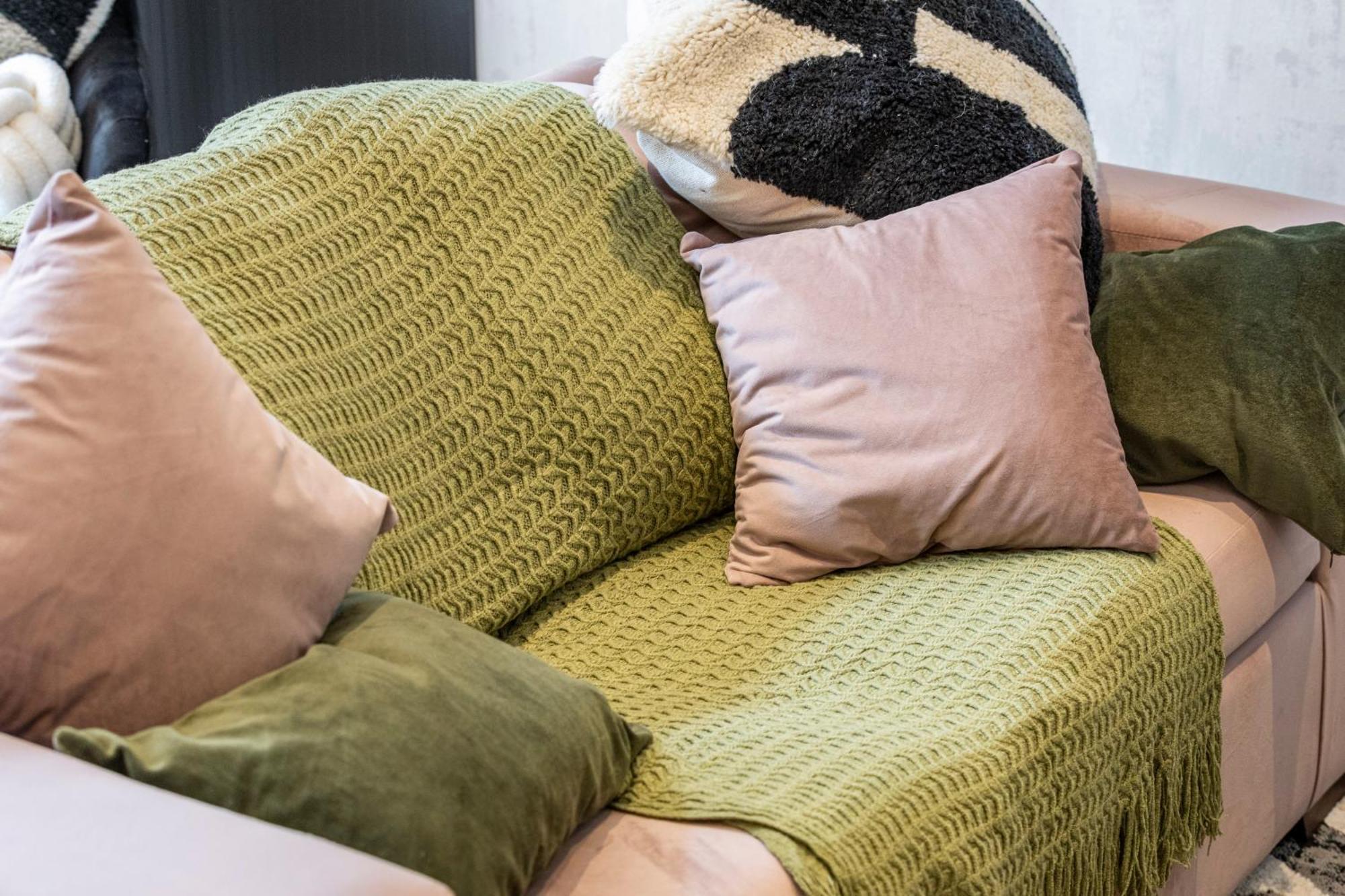 Unwind In Style 2br With Cozy Backyard For Groups London