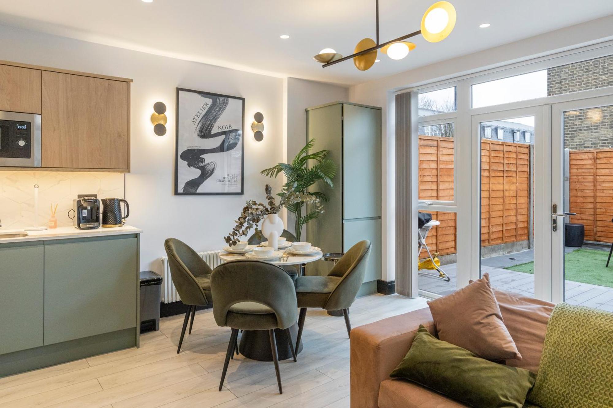 Unwind In Style 2br With Cozy Backyard For Groups * London
