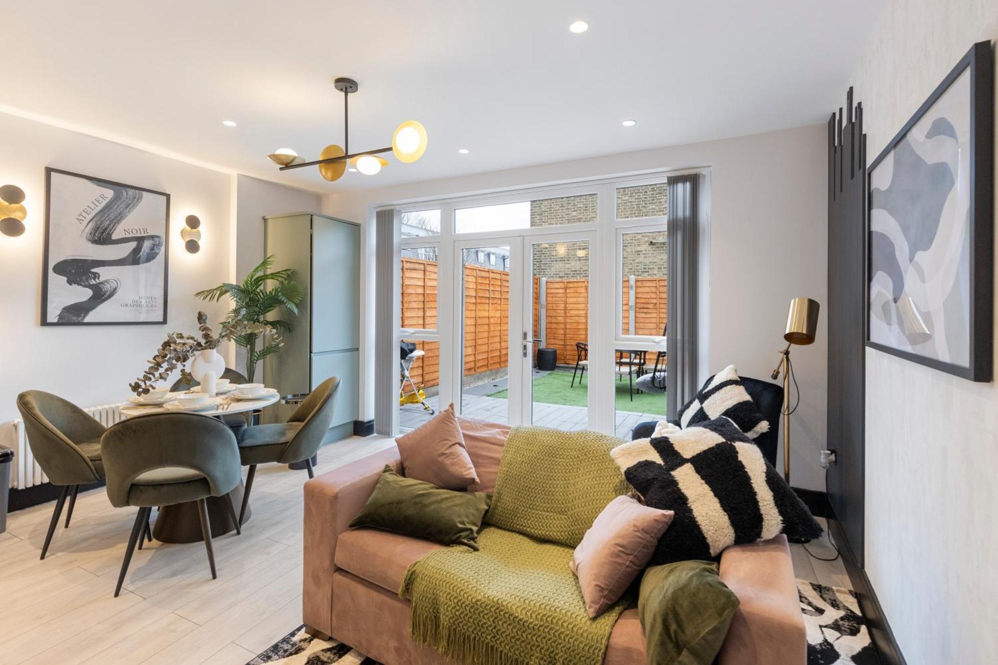 Unwind In Style 2br With Cozy Backyard For Groups