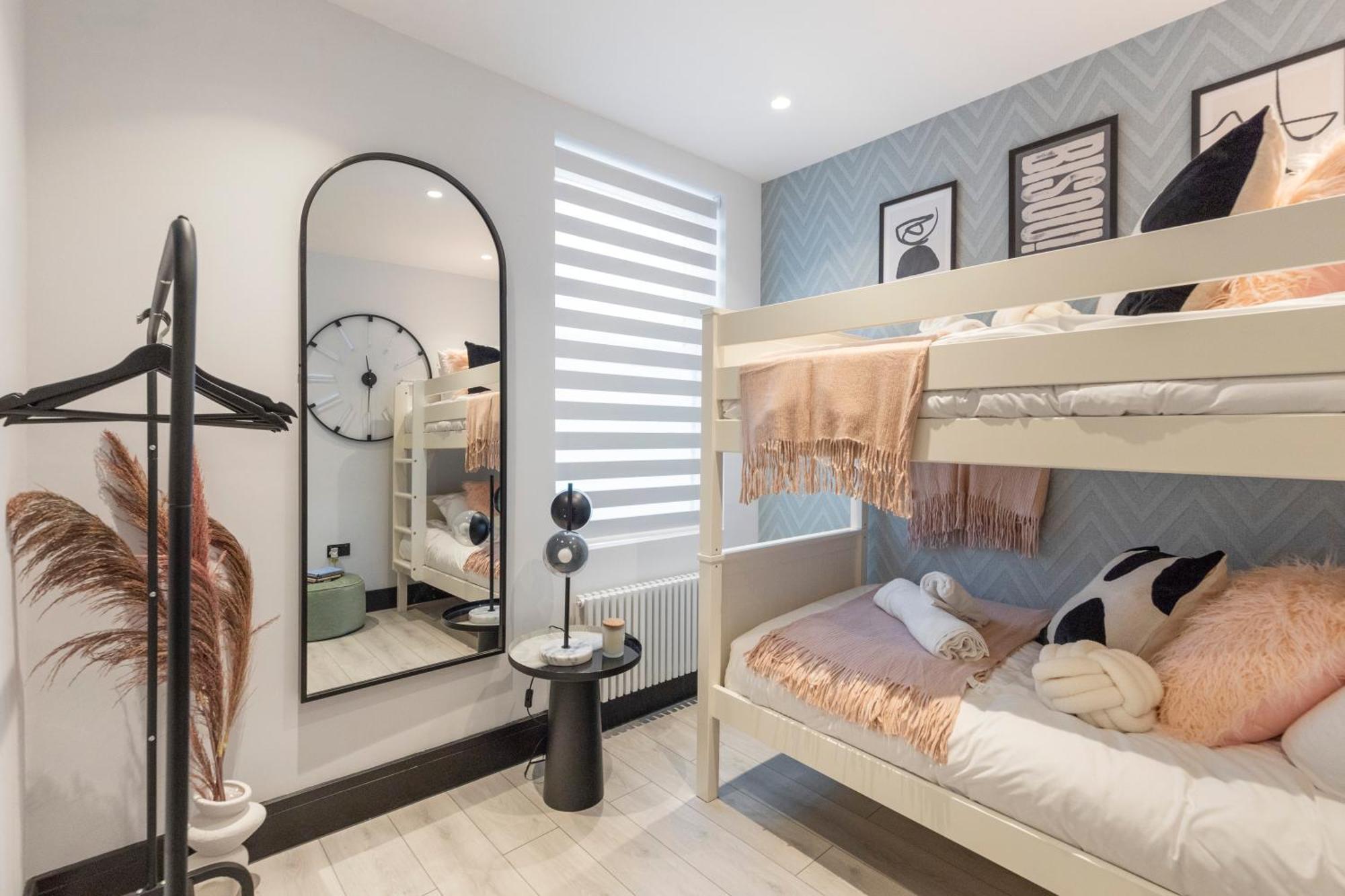 Unwind In Style 2br With Cozy Backyard For Groups London