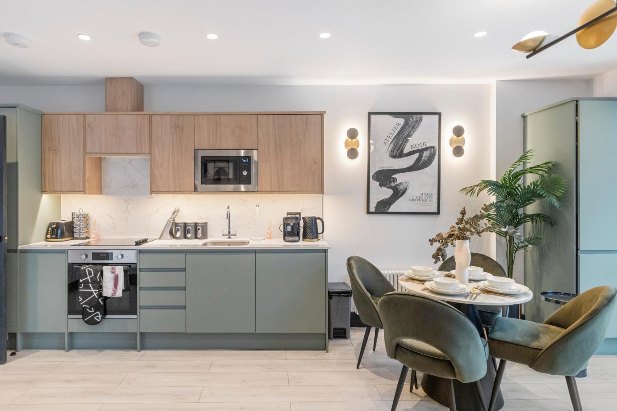 Unwind In Style 2br With Cozy Backyard For Groups Apartment *