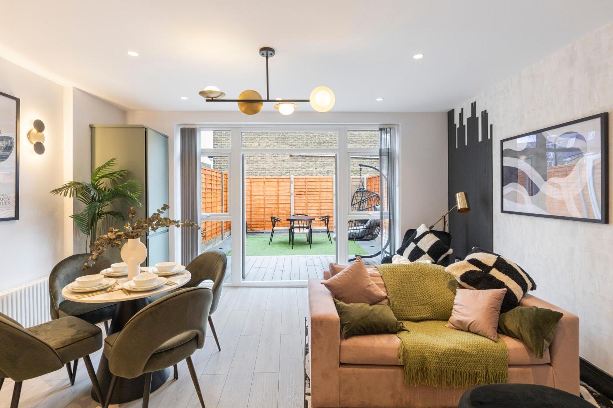 Apartment Unwind In Style 2br With Cozy Backyard For Groups London