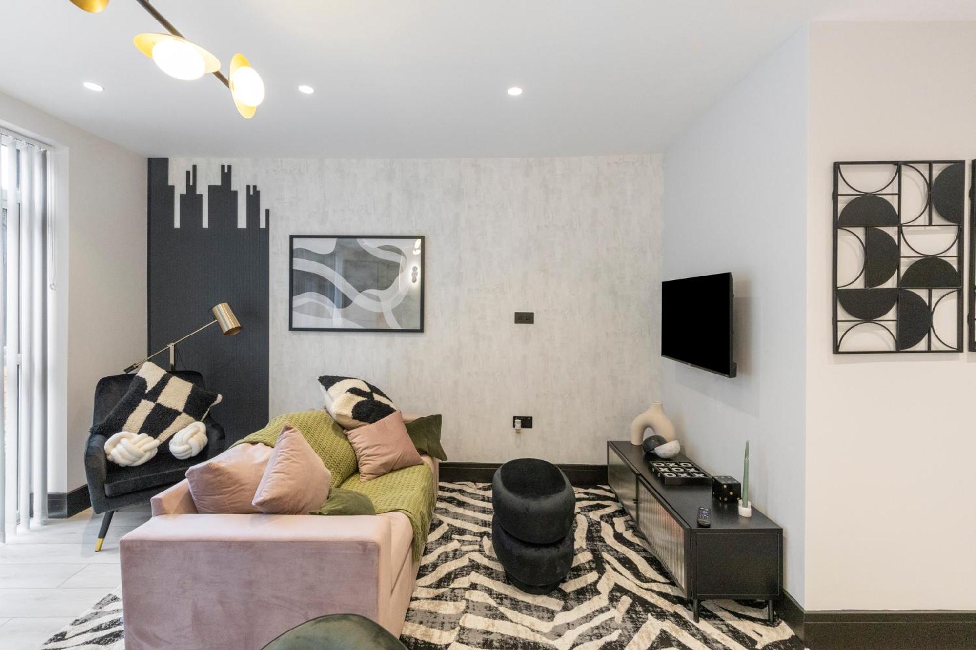 Unwind In Style 2br With Cozy Backyard For Groups *
