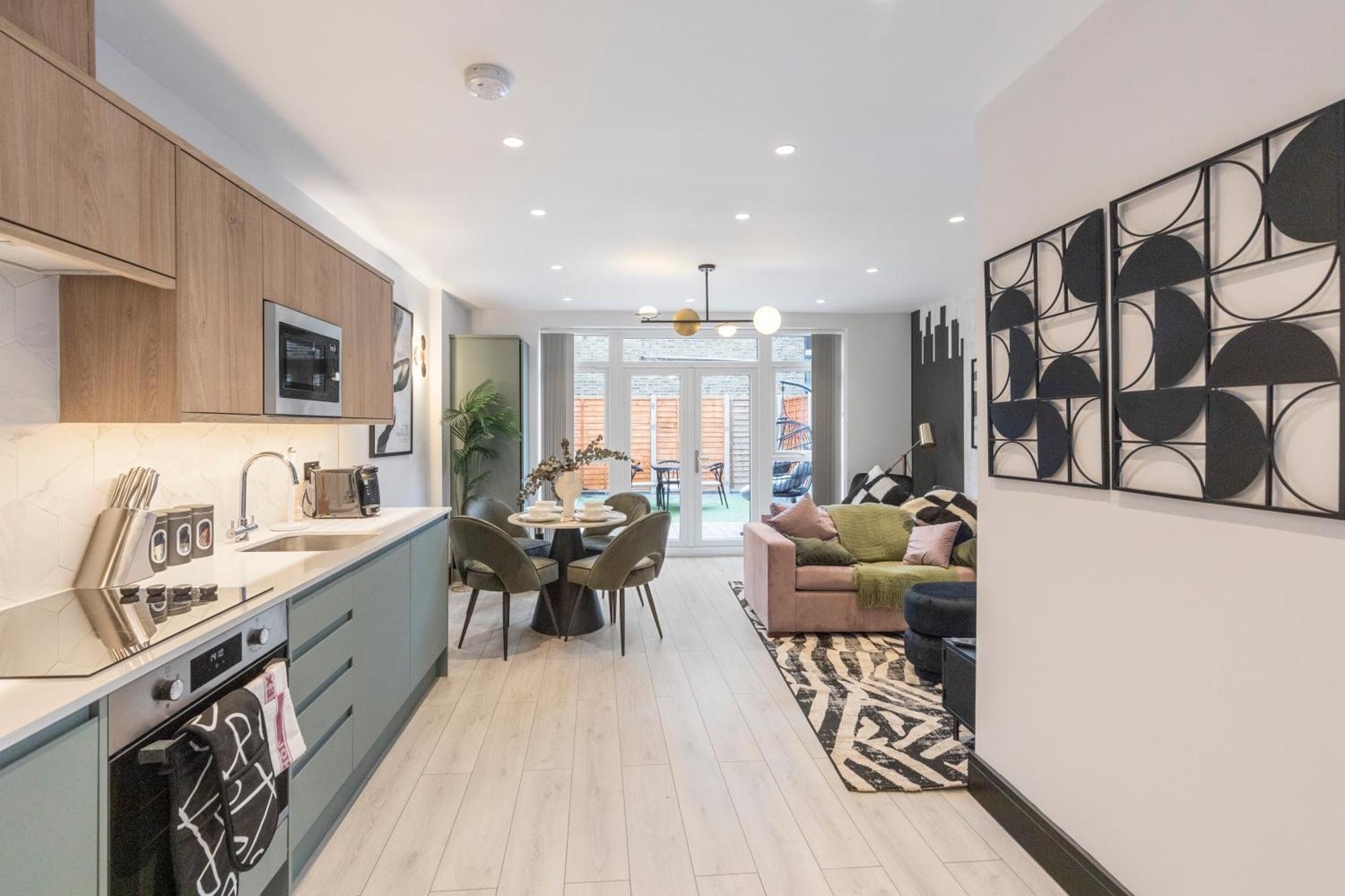 Unwind In Style 2br With Cozy Backyard For Groups Apartment