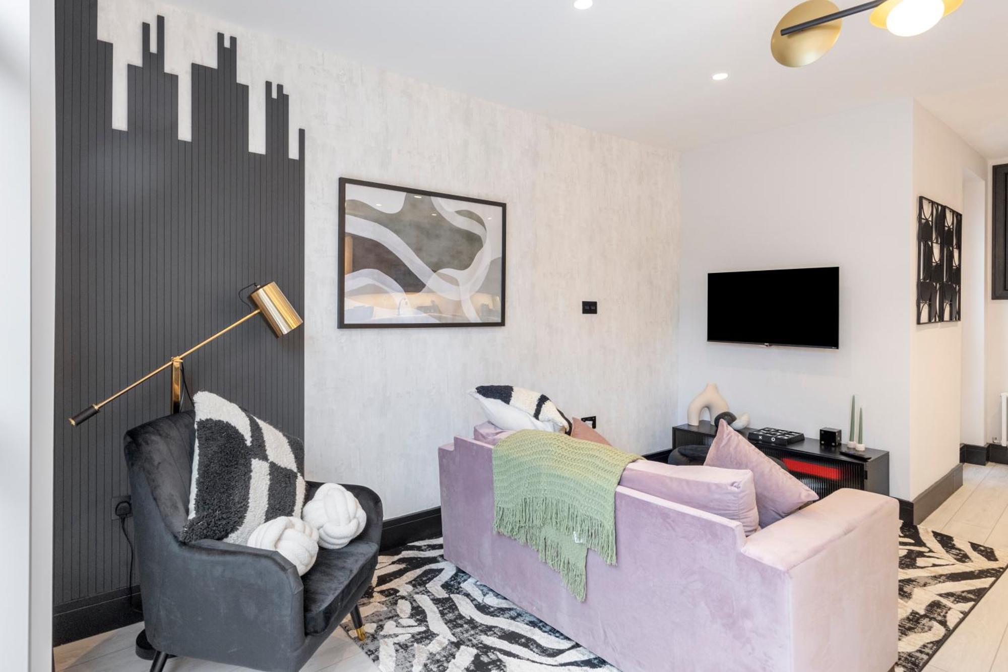 Unwind In Style 2br With Cozy Backyard For Groups Apartment London