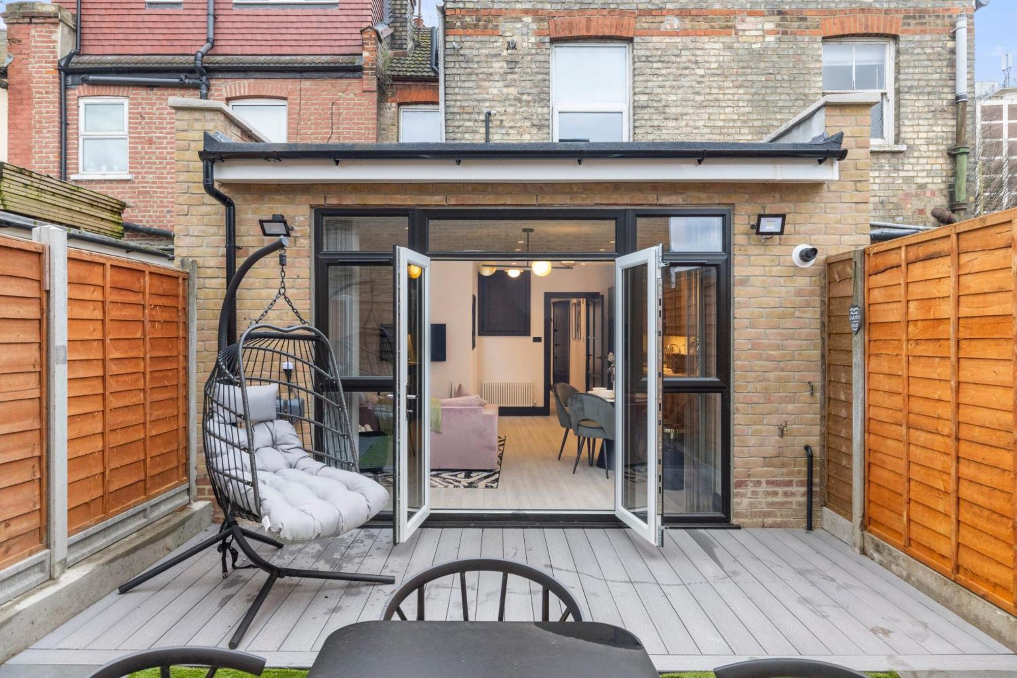Apartment Unwind In Style 2br With Cozy Backyard For Groups