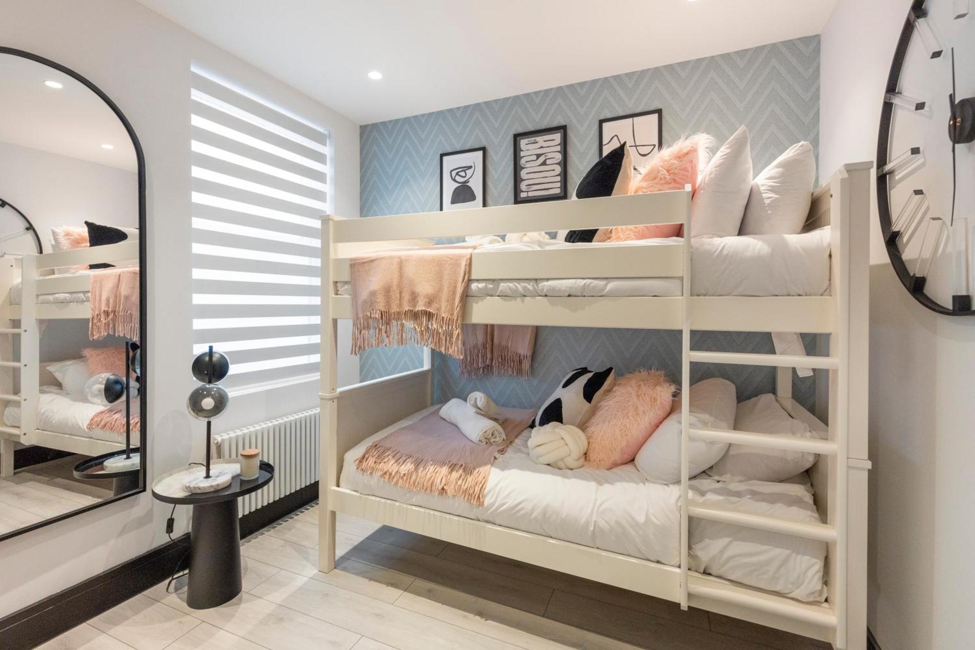 Unwind In Style 2br With Cozy Backyard For Groups Apartment London