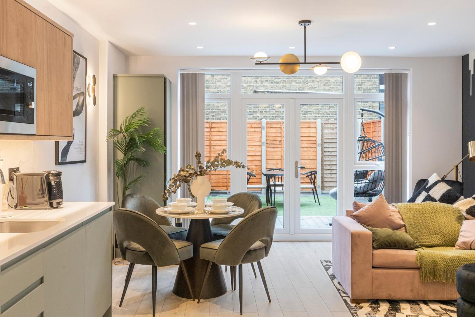 Apartment Unwind In Style 2br With Cozy Backyard For Groups London