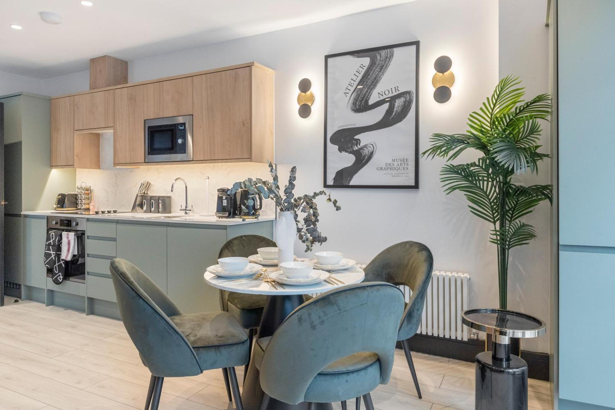 Apartment Unwind In Style 2br With Cozy Backyard For Groups