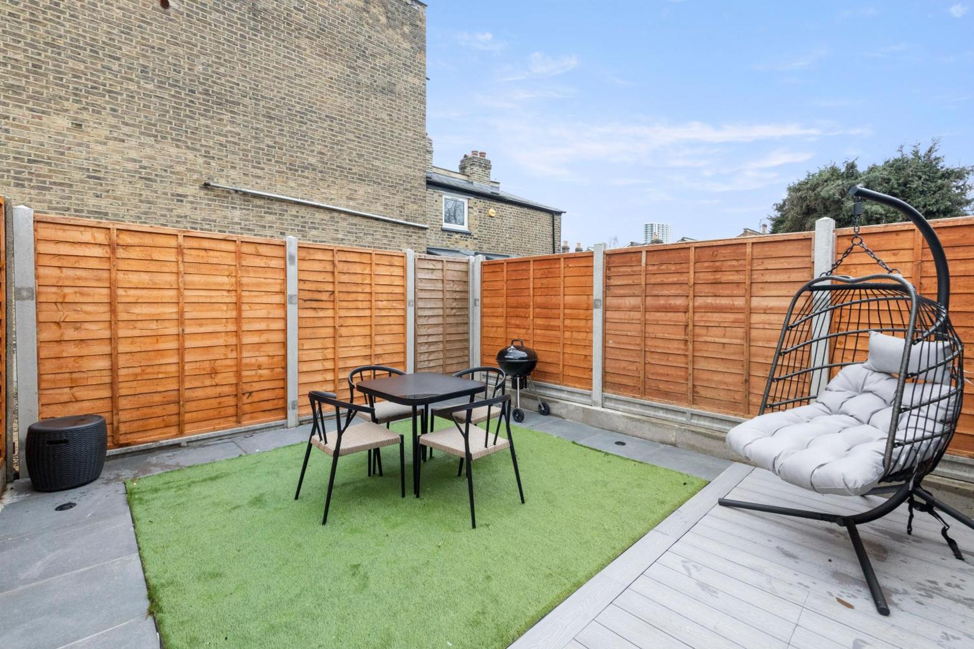 Unwind In Style 2br With Cozy Backyard For Groups London