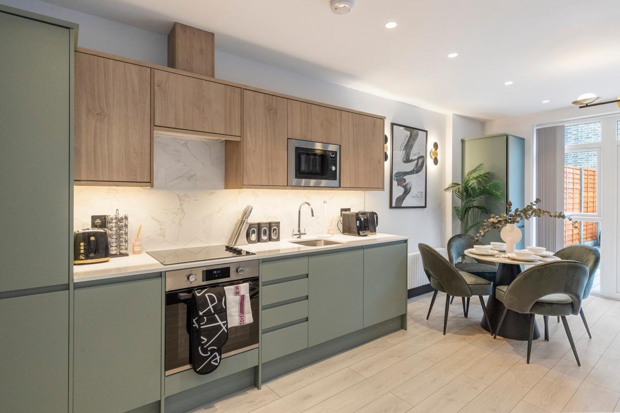 Unwind In Style 2br With Cozy Backyard For Groups