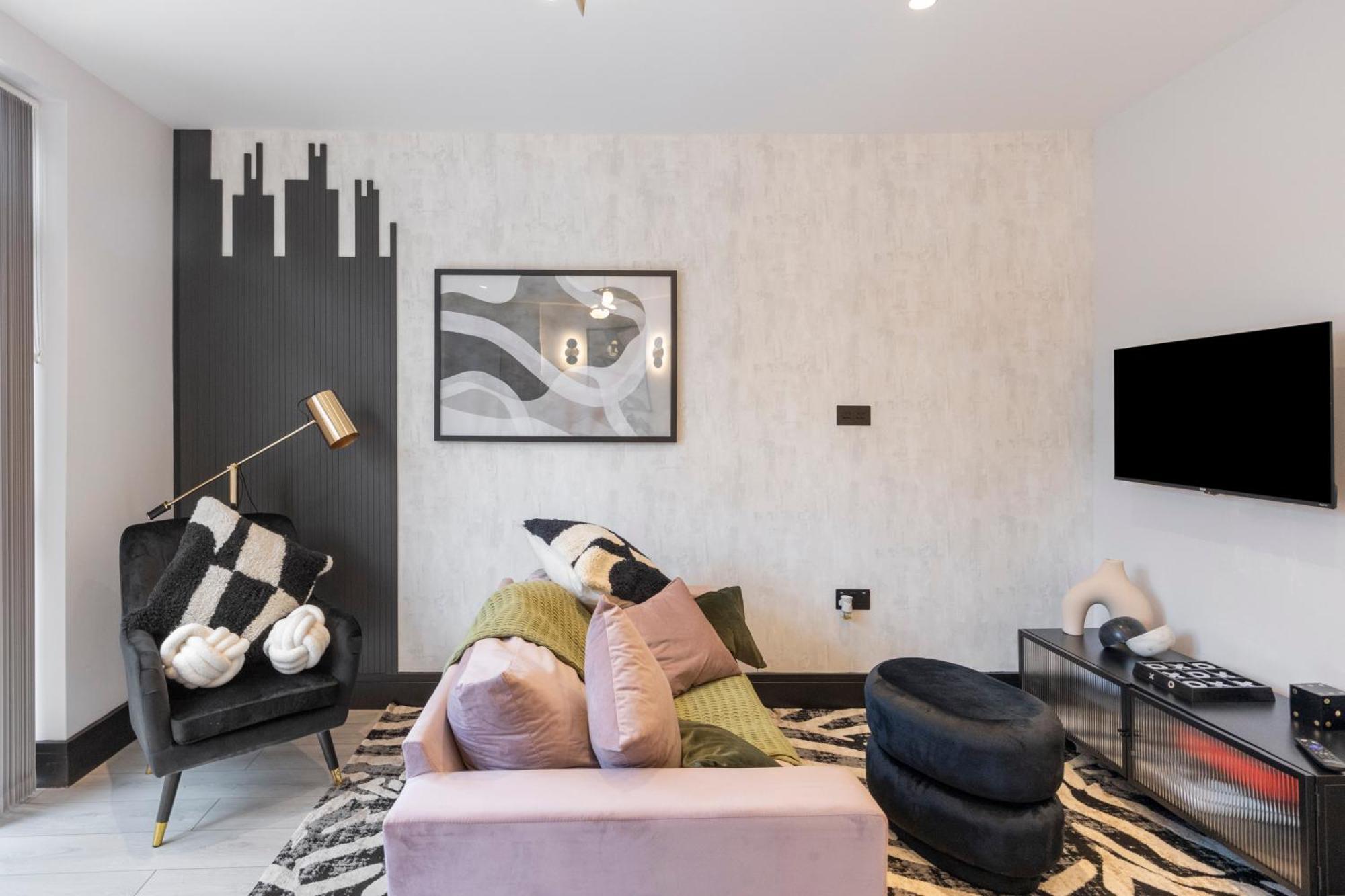 Unwind In Style 2br With Cozy Backyard For Groups Apartment