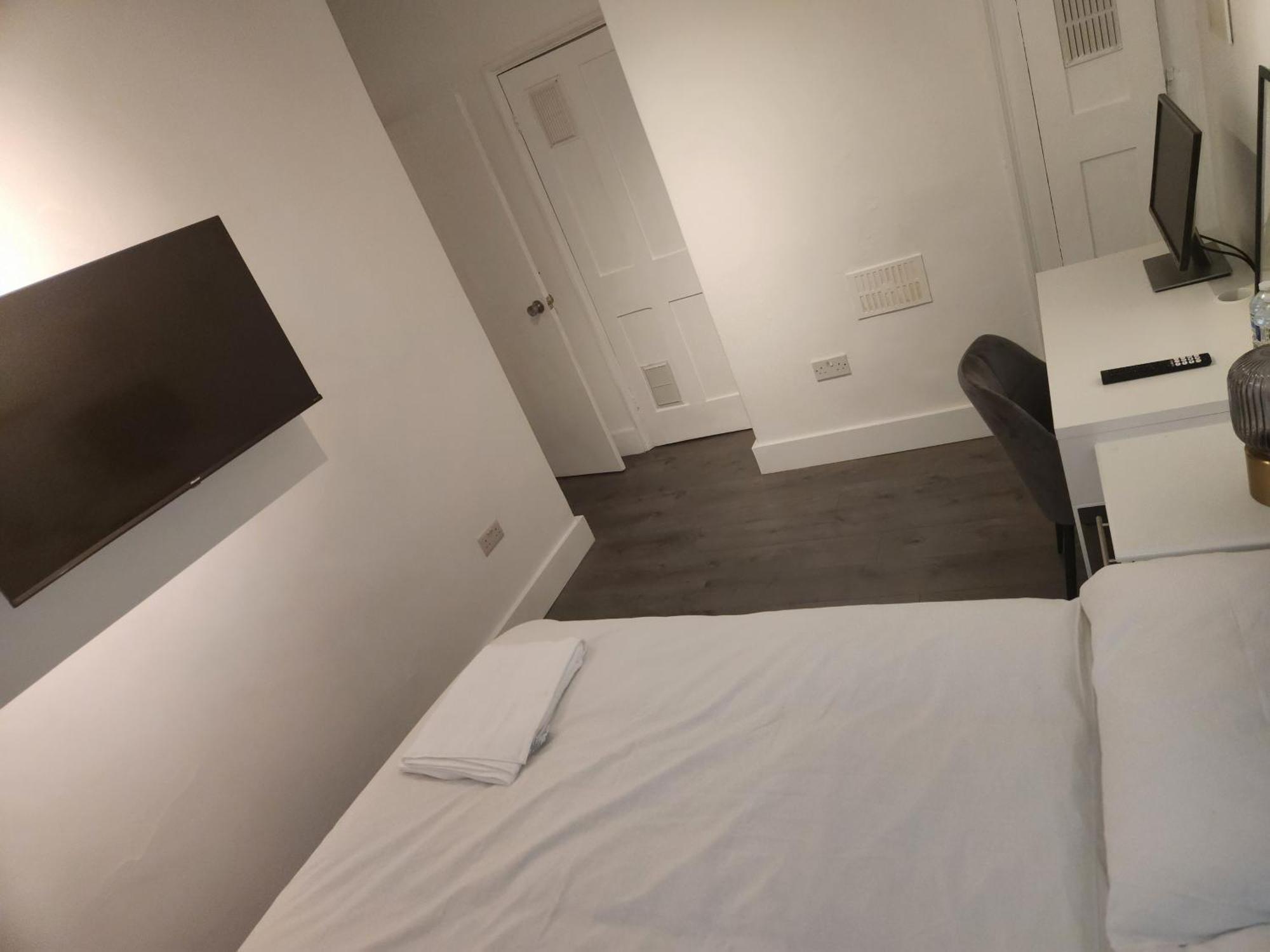 Apartment Flat With Work Station, Monitor, Smart Tv & Netflix *