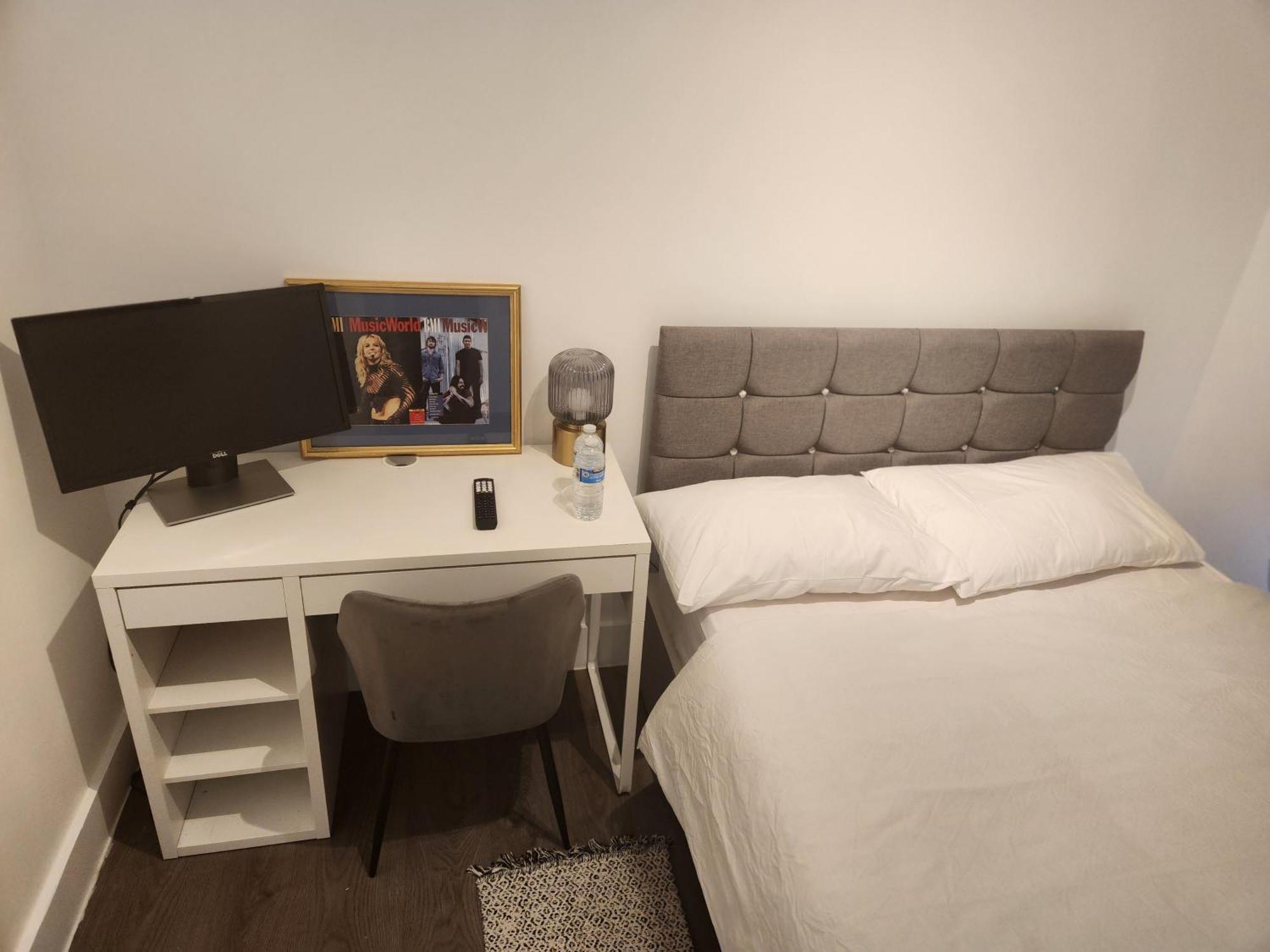 Apartment Flat With Work Station, Monitor, Smart Tv & Netflix