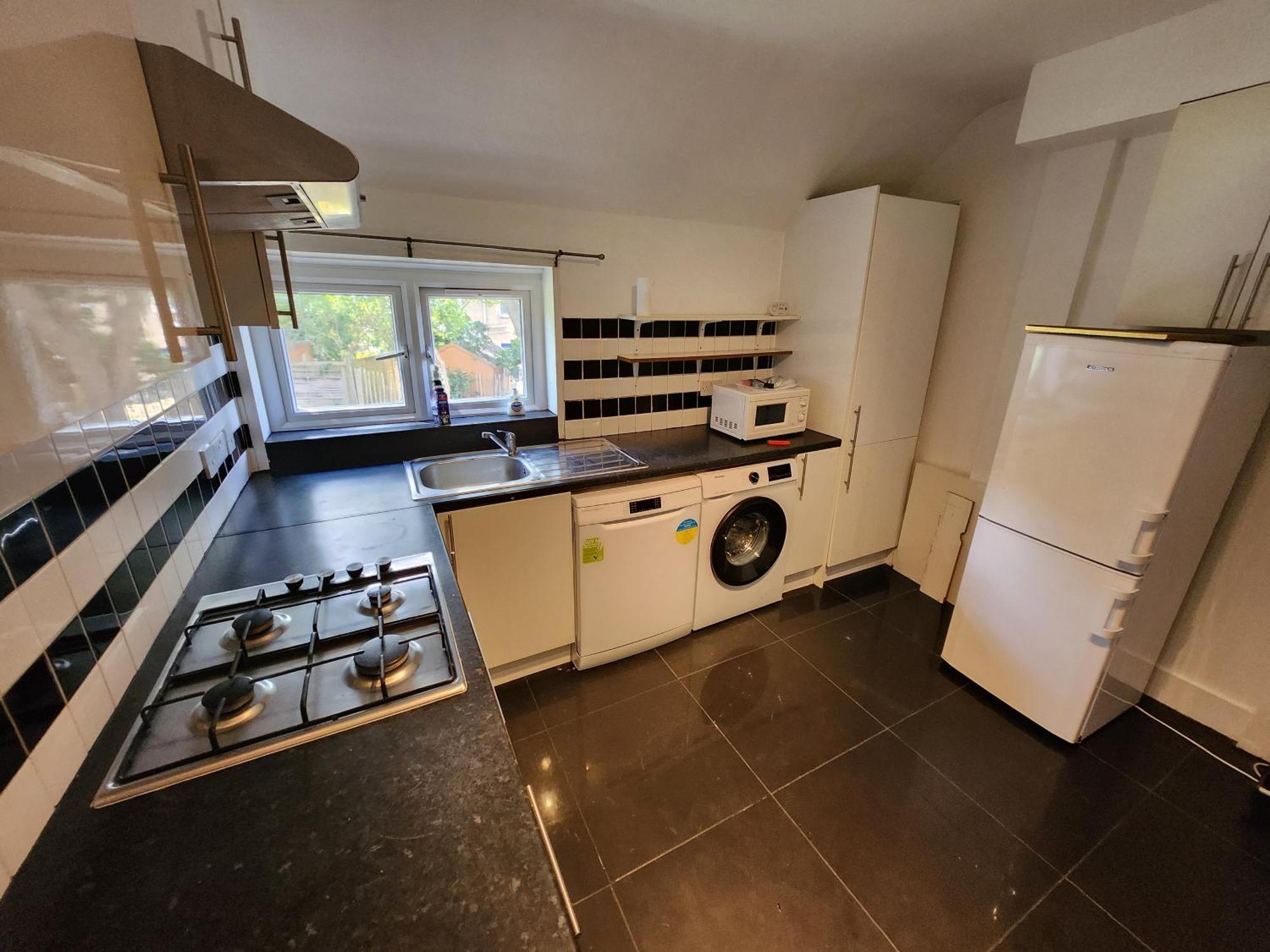 Flat With Work Station, Monitor, Smart Tv & Netflix Apartment