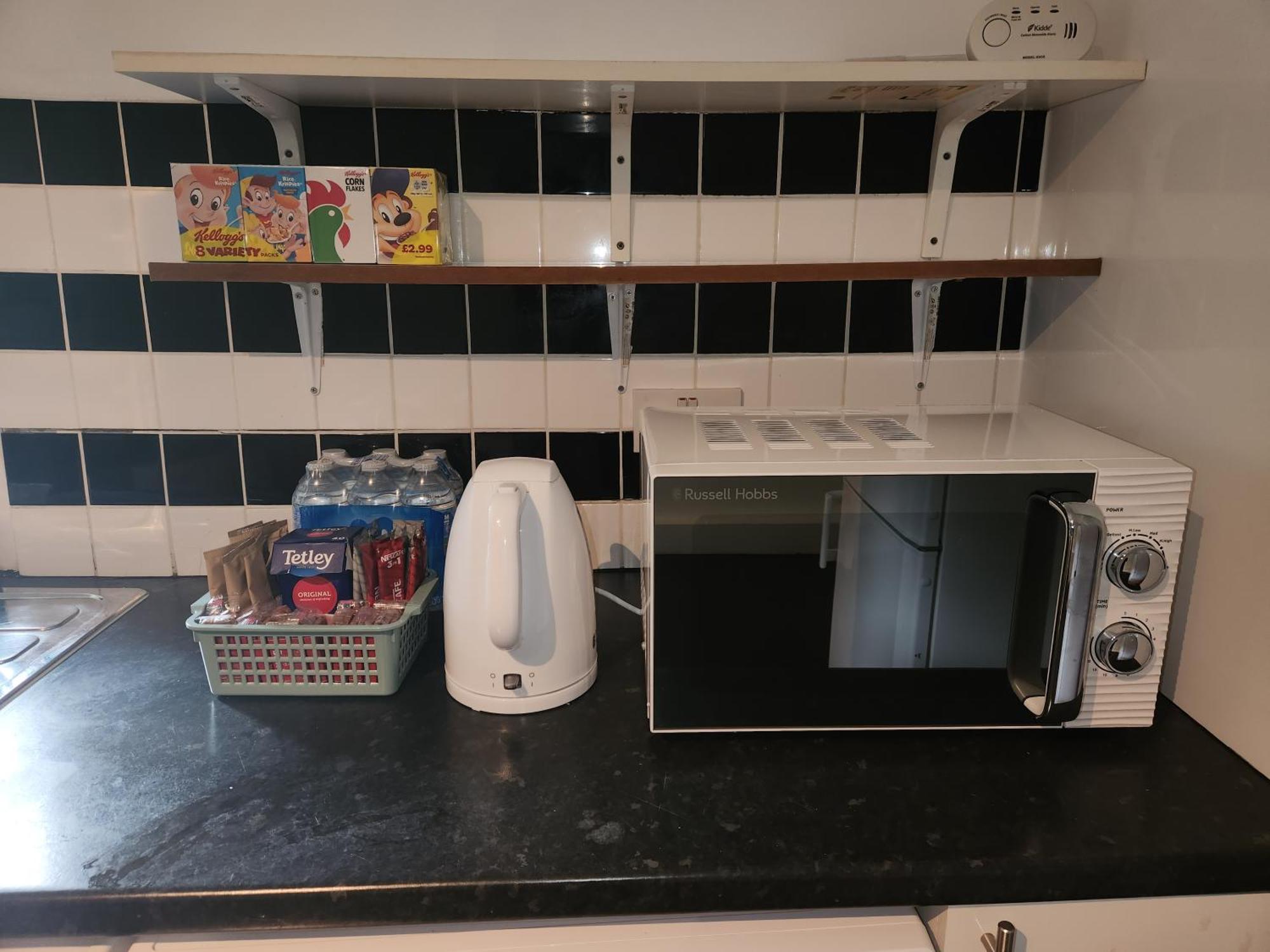 Apartment Flat With Work Station, Monitor, Smart Tv & Netflix *