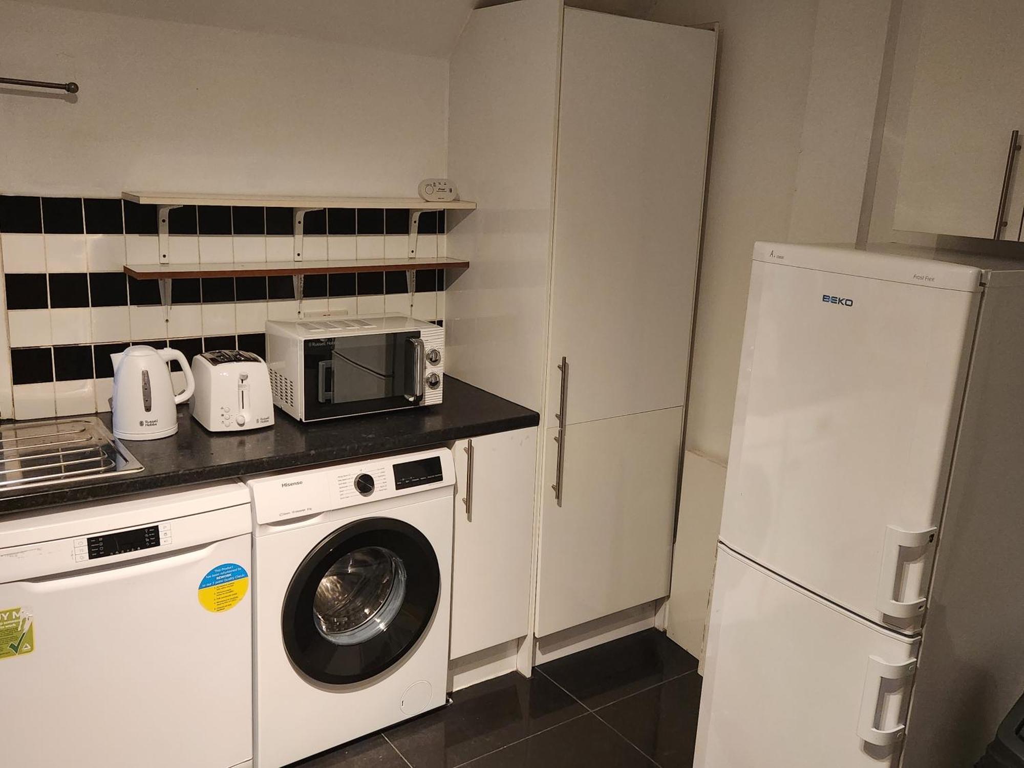 Flat With Work Station, Monitor, Smart Tv & Netflix Apartment *