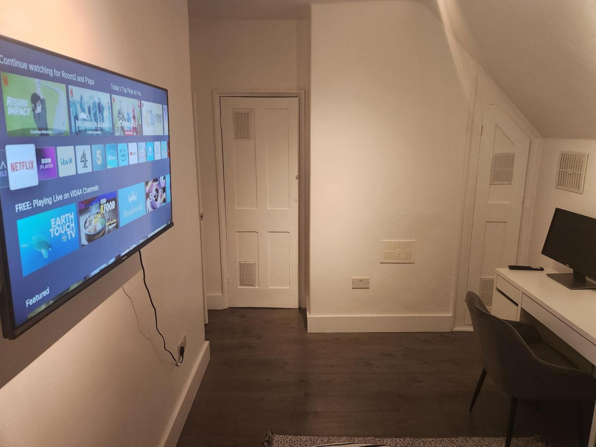 Apartment Flat With Work Station, Monitor, Smart Tv & Netflix