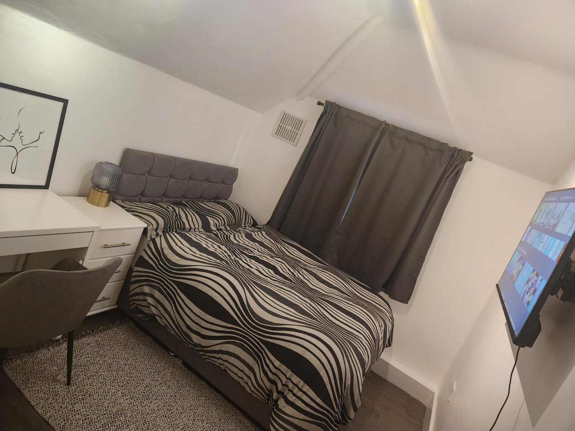 Apartment Flat With Work Station, Monitor, Smart Tv & Netflix London
