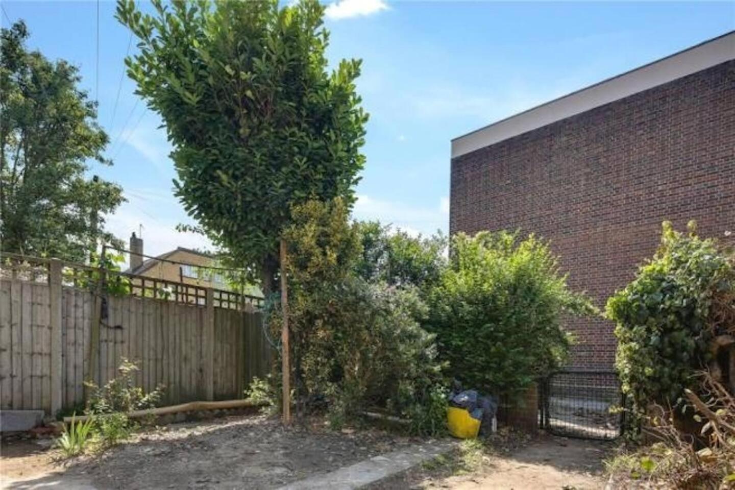 Limehouse Townhomes-4 Bedrooms 3 Bathrooms Garden *