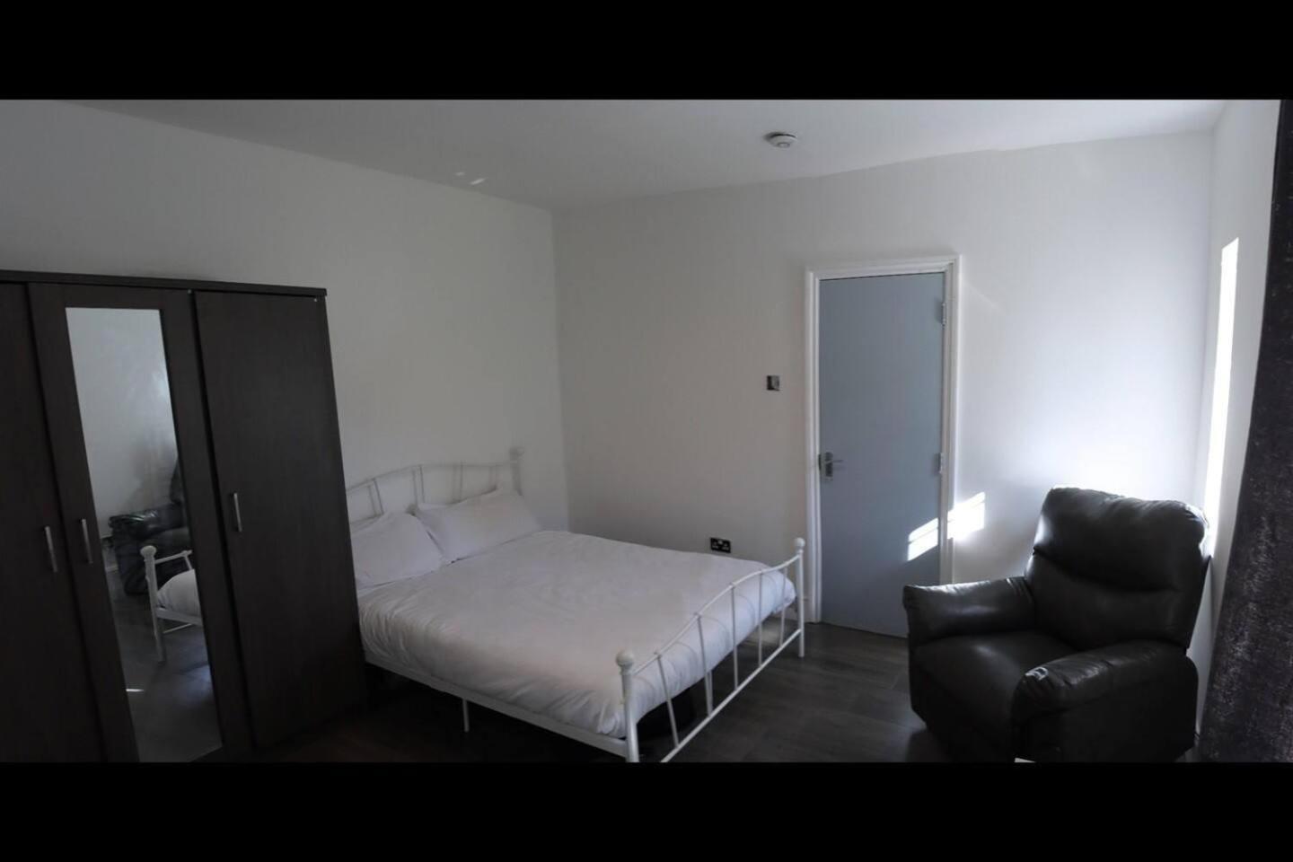 Limehouse Townhomes-4 Bedrooms 3 Bathrooms Garden *