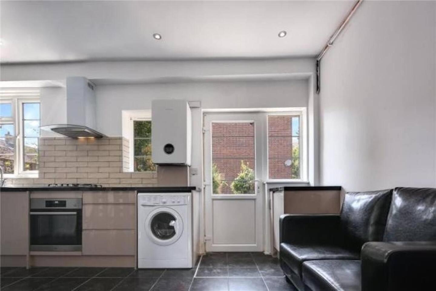Limehouse Townhomes-4 Bedrooms 3 Bathrooms Garden