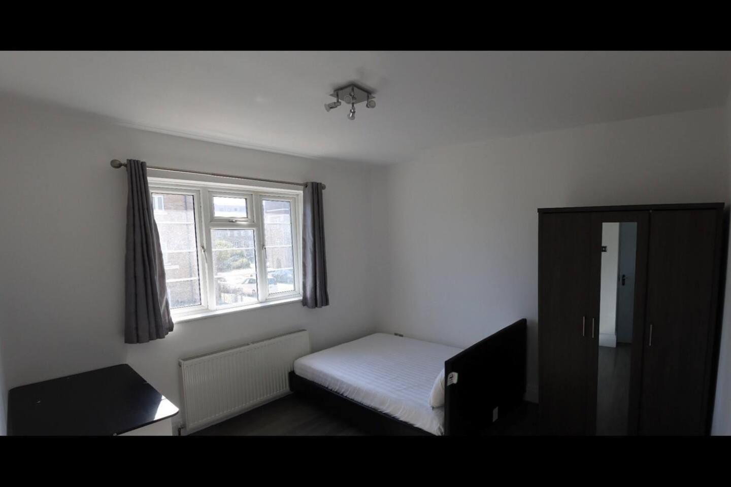 Limehouse Townhomes-4 Bedrooms 3 Bathrooms Garden Apartment