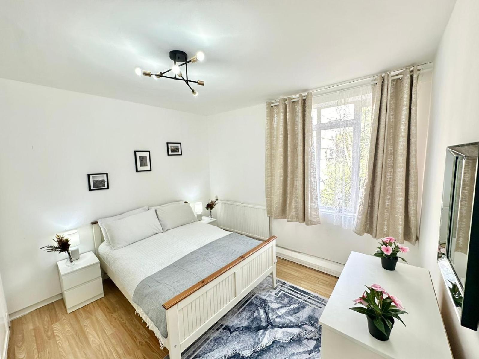 Two Bedroom Near Paddington Station Apartment *