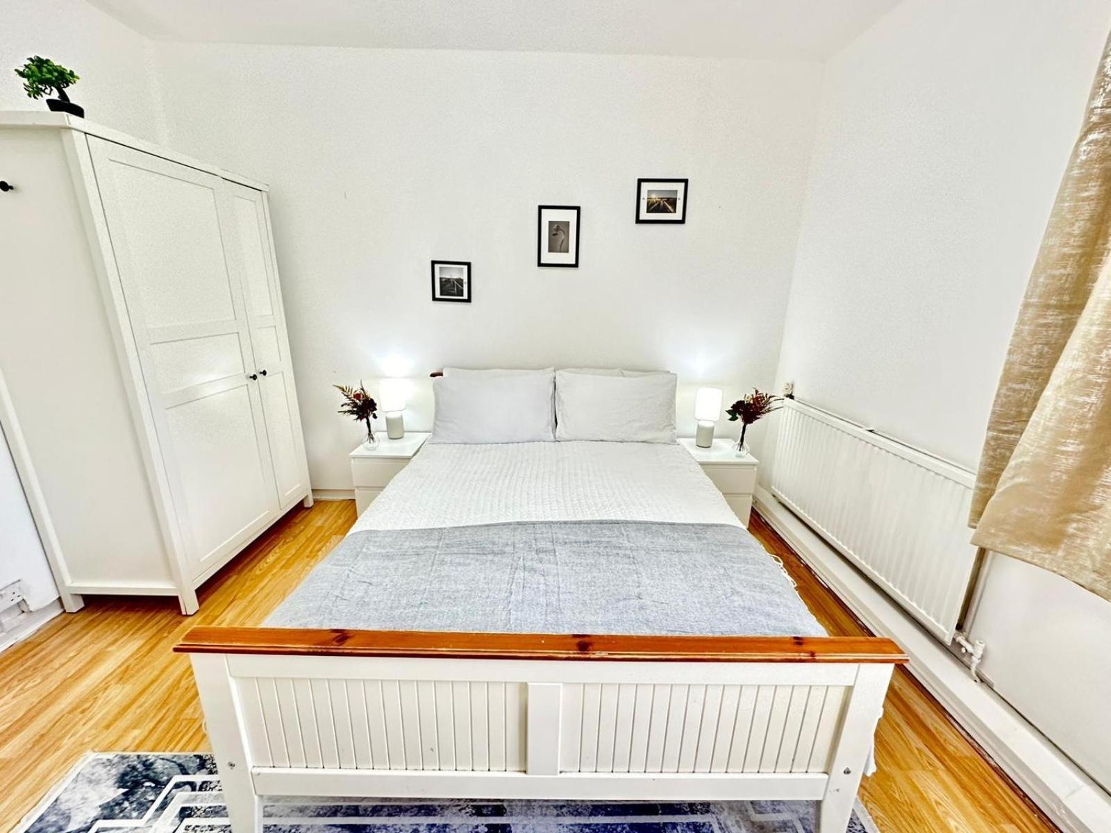 Two Bedroom Near Paddington Station Apartment *