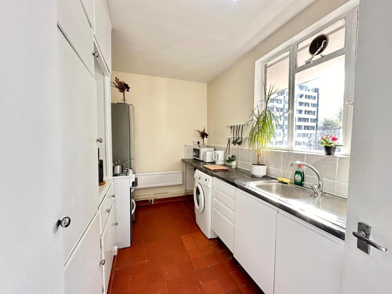 Two Bedroom Near Paddington Station Apartment *