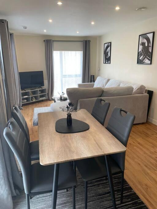 Two Bedroom House By Brookland Serviced Short Lets With Free Wifi & Parking Ferienhaus *
