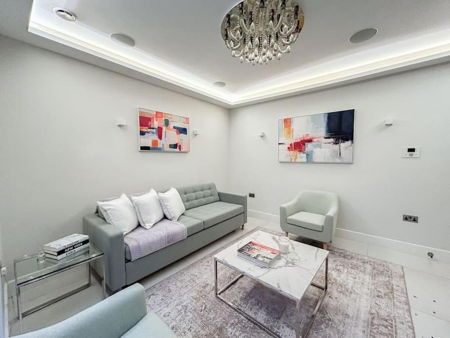 Stylish And Spacious In Prime * London