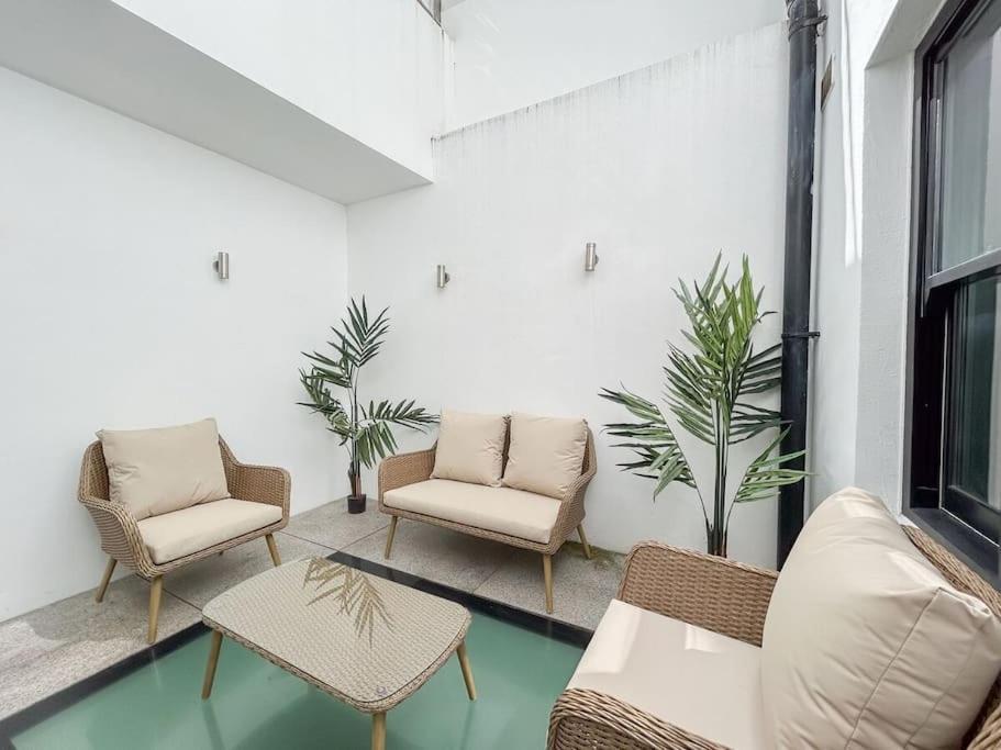 Stylish And Spacious In Prime Apartment *